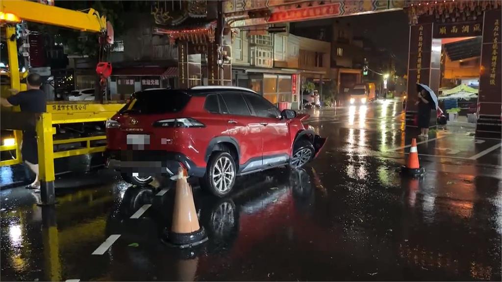 颱風釀災!視線不清+號誌壞 公車撞毀3屋3車