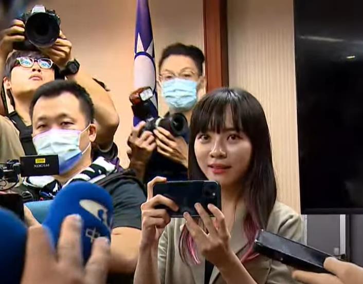 快新聞/濃濃火藥味!記者質疑黃捷外找鎖匠開議場門 綠委暴怒回嗆「中國的媒體」