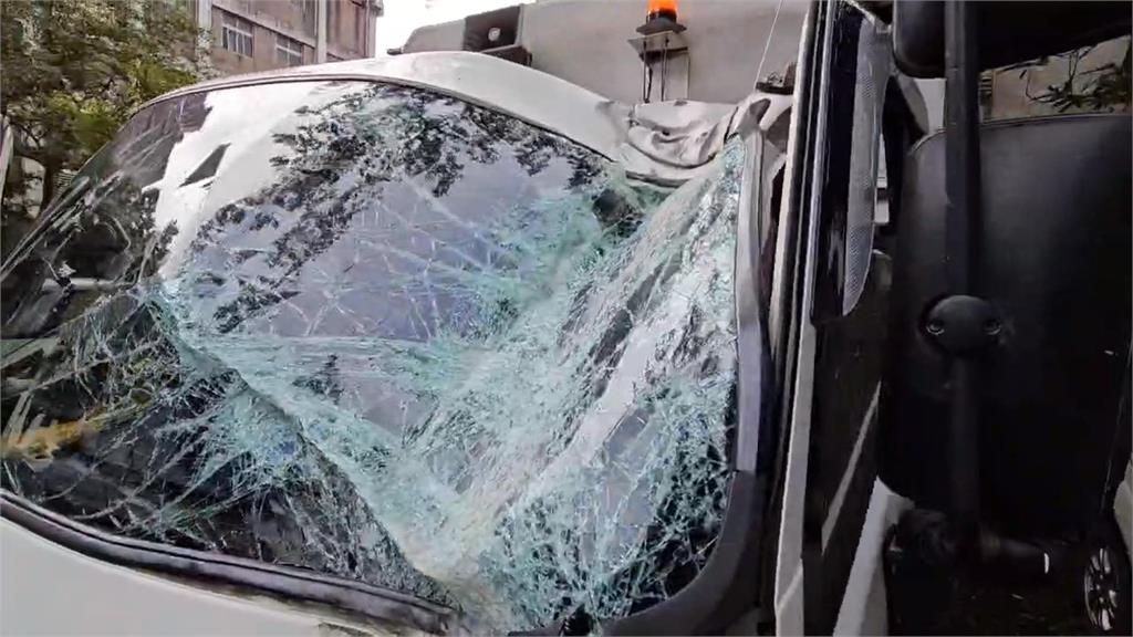 畫面曝光!宜蘭資收車撞電桿側翻墜田 2隊員受傷、駕駛不治