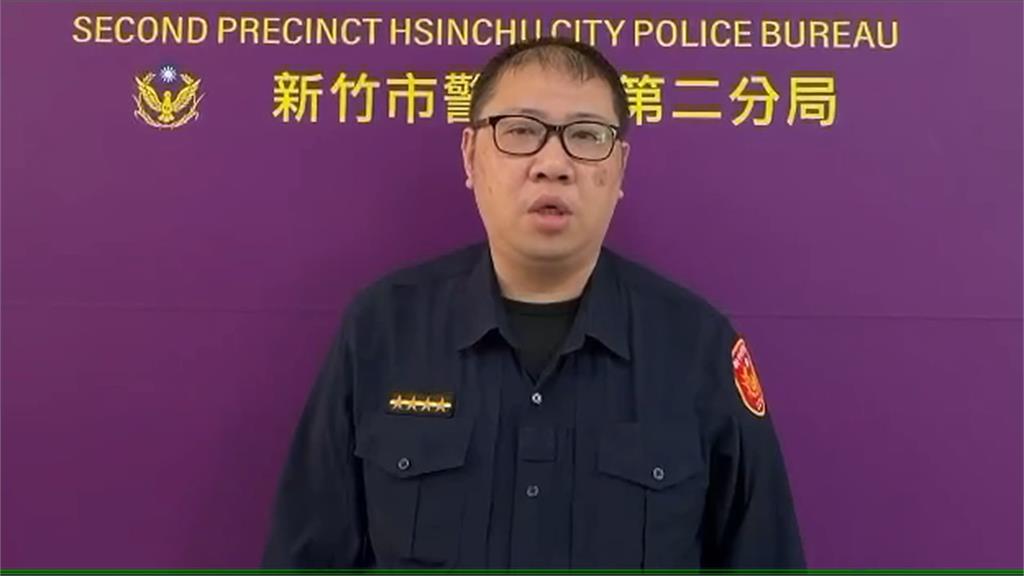 初二不平靜！新竹巨城男赤腳　「瘋狂踹門+嘶吼」　民眾全嚇壞