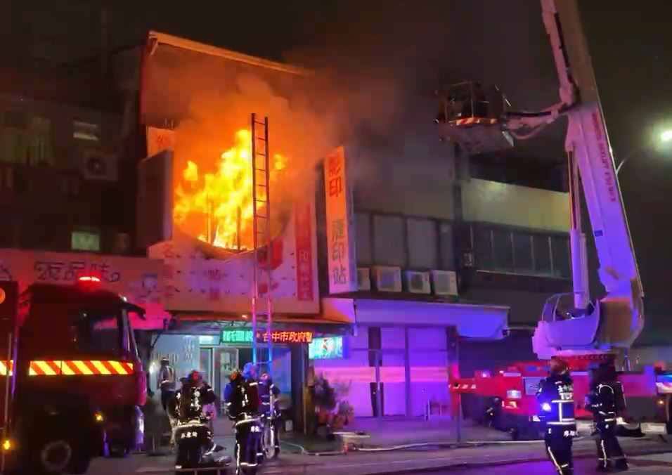 台中民宅深夜惡火! 1家4口逃不掉一度受困