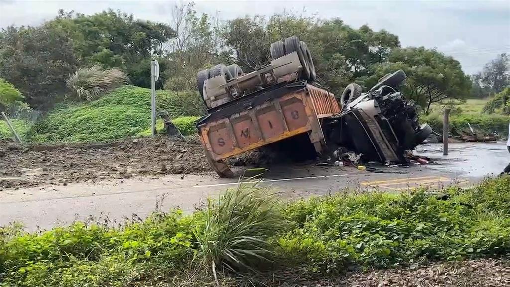追撞警巡邏車還翻落高架橋護欄!砂石車駕駛喪命