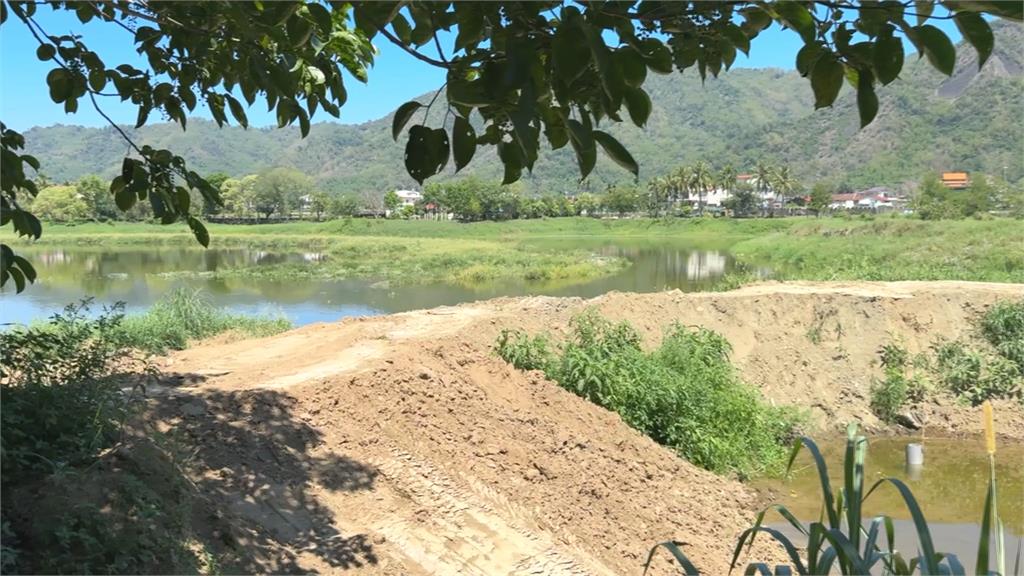 高雄美濃湖清淤工程 現「湖中有湖」奇特景象