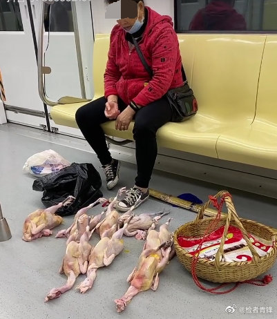中國大媽地鐵車廂內「擺攤賣雞」超髒行徑600萬人傻眼：厲害了！