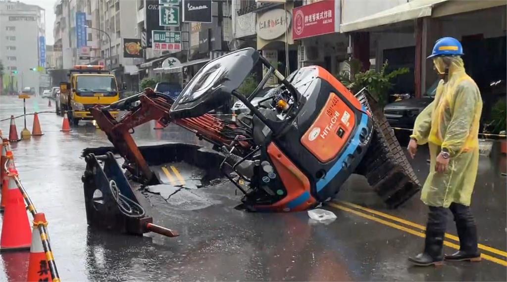 快新聞／高雄大豪雨猛轟！這1區驚見天坑「警急封鎖現場」　畫面全曝光了