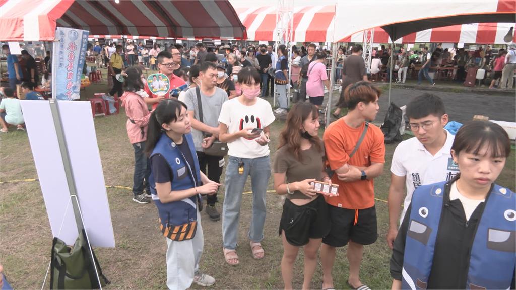 天公不作美!屏東「中秋神蝦大會烤」下大雨 民眾穿雨衣繼續烤