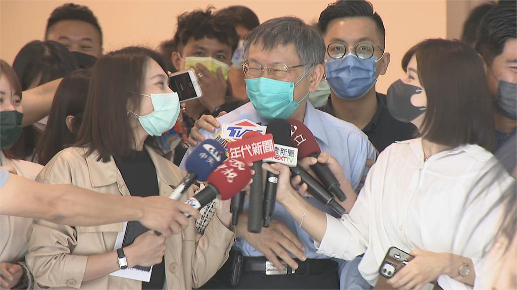 高虹安打點滴位置怪怪的? 柯文哲比手背後「這樣說」