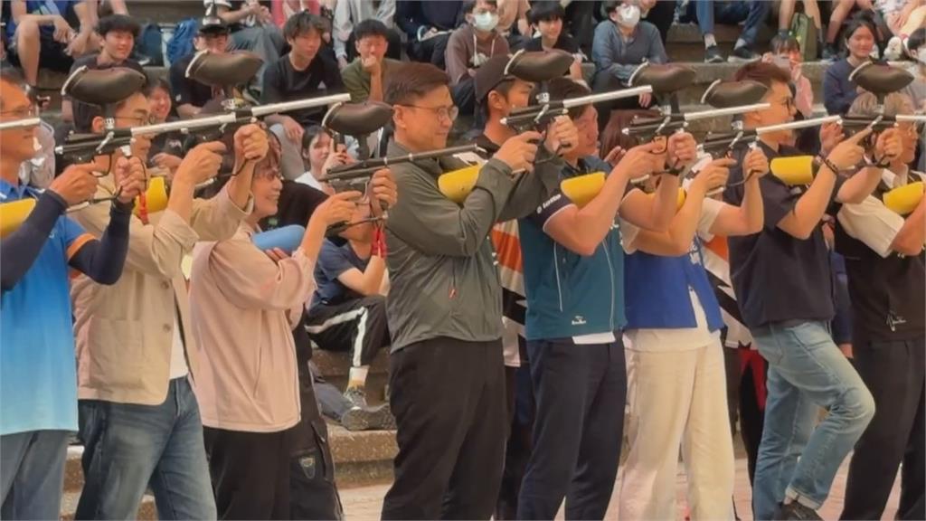 賴瑞隆出席活動「撩落去」 換上閃亮西裝熱舞大唱「熱線你和我」