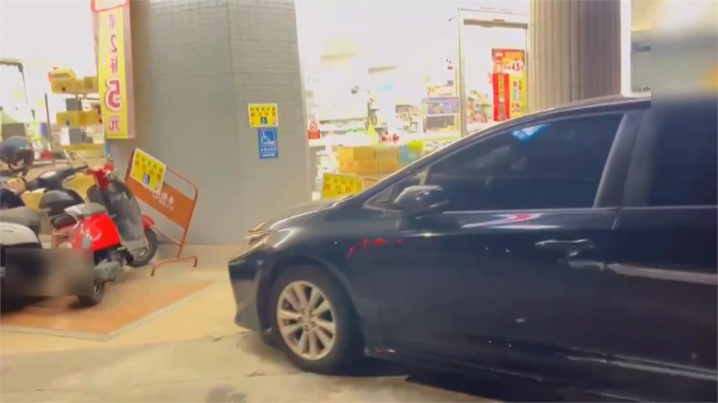 嘉義駕駛失控自撞11車　高雄駕駛暴衝險撞超商