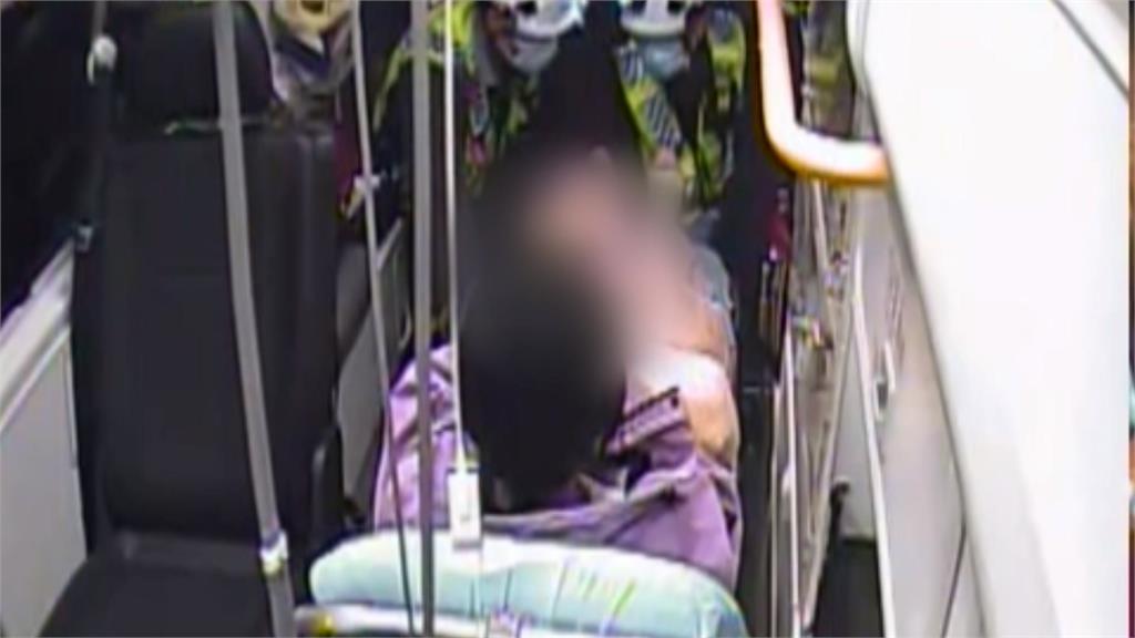 有影/生死一瞬間!苗栗遊覽車暴衝 女騎士急跳開逃過一劫