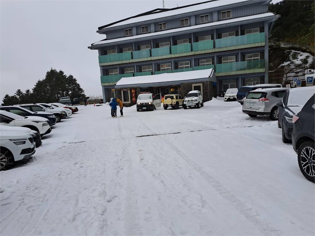 合歡山清晨「降雪」松雪樓一片銀白　台14甲線路面積雪車輛須加掛雪鏈