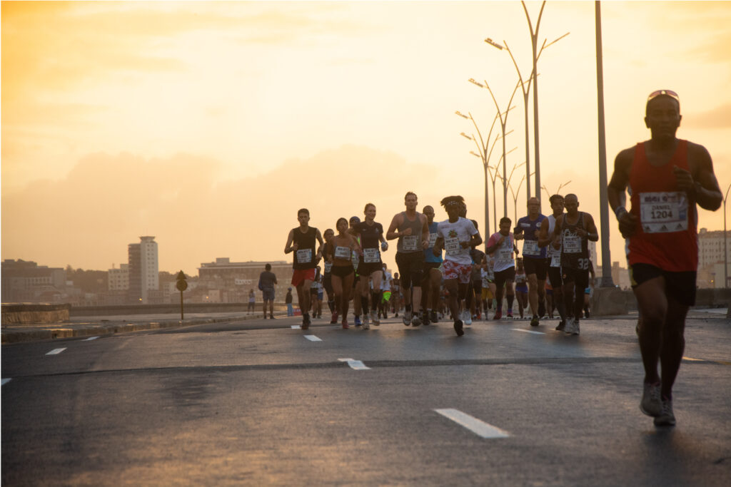 馬拉巴納馬拉松賽　吸引三千跑者一覽古巴美景