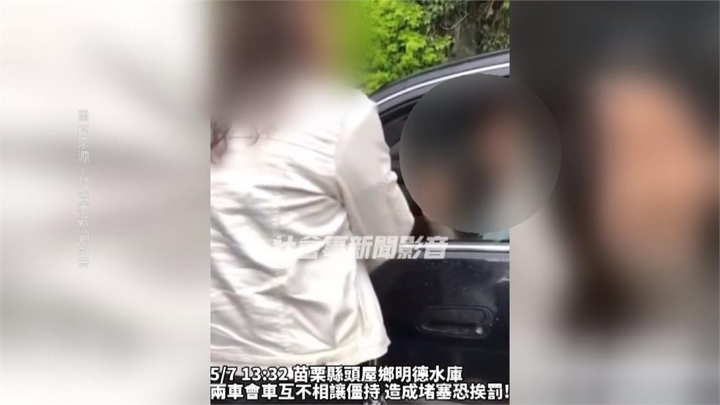 誰對誰錯?狹路相逢不肯讓 遊覽車、轎車僵持釀回堵