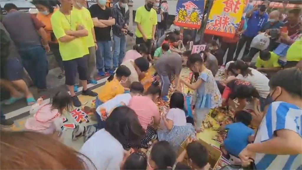 內埔客家「搶粄」超熱鬧 鄉親跪地搶祭品、矇眼抓豬鴨