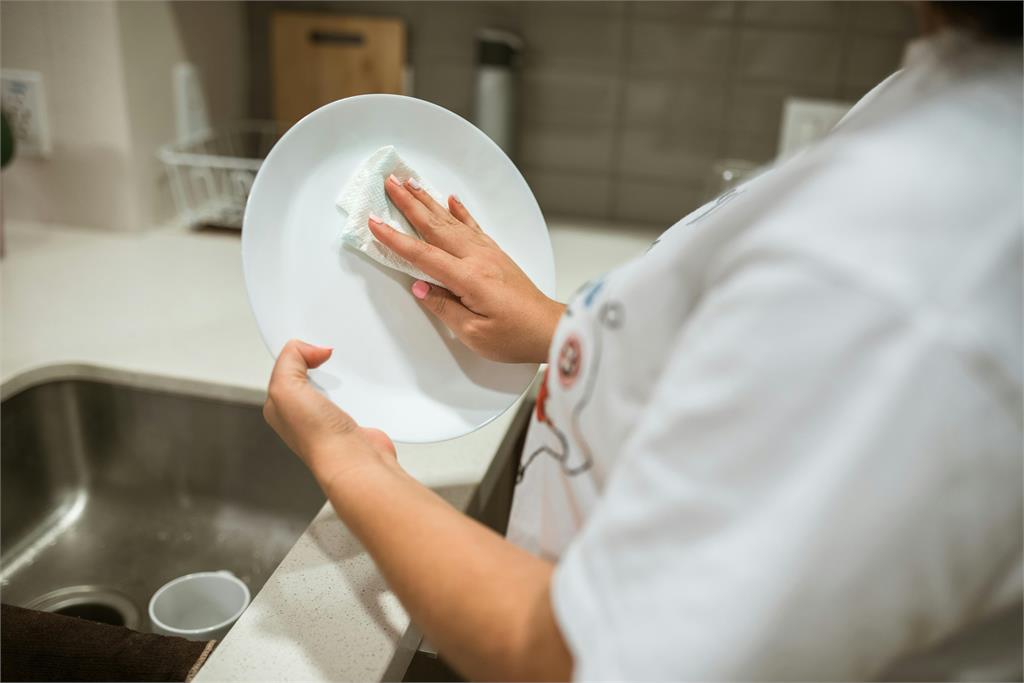 洗碗「5大誤區」你犯了嗎?醫師示警:碗筷泡水恐「增加清洗難度」