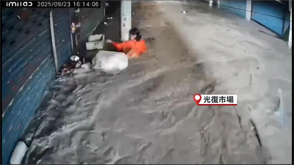 堰塞湖溢流民眾險遭沖走　土石直沖光復鄉、上百車輛遭滅頂