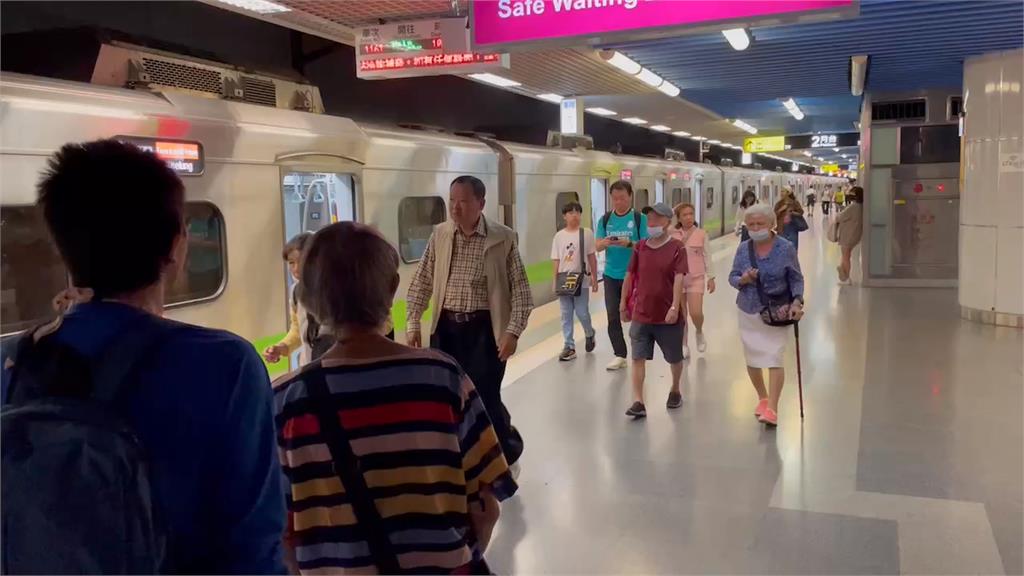 疑機件故障! 基隆到七堵停駛 旅客不滿未告示