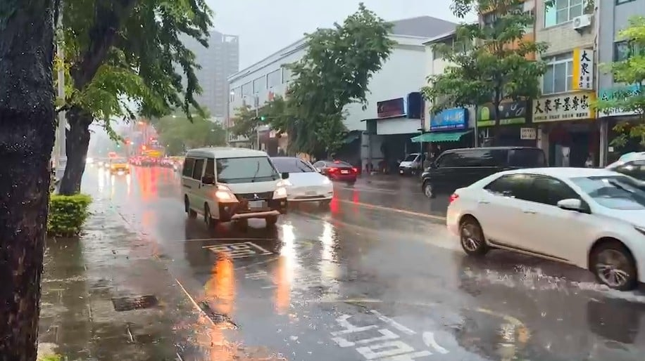 南部5縣市大雨特報　林嘉愷曝鋒面滯留「罩台上空」未來一週溼答答