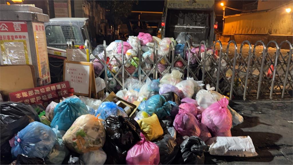 太誇張！　整車垃圾丟鹿港洋仔厝溪　彰化花壇清潔隊門口　堆成「垃圾山」