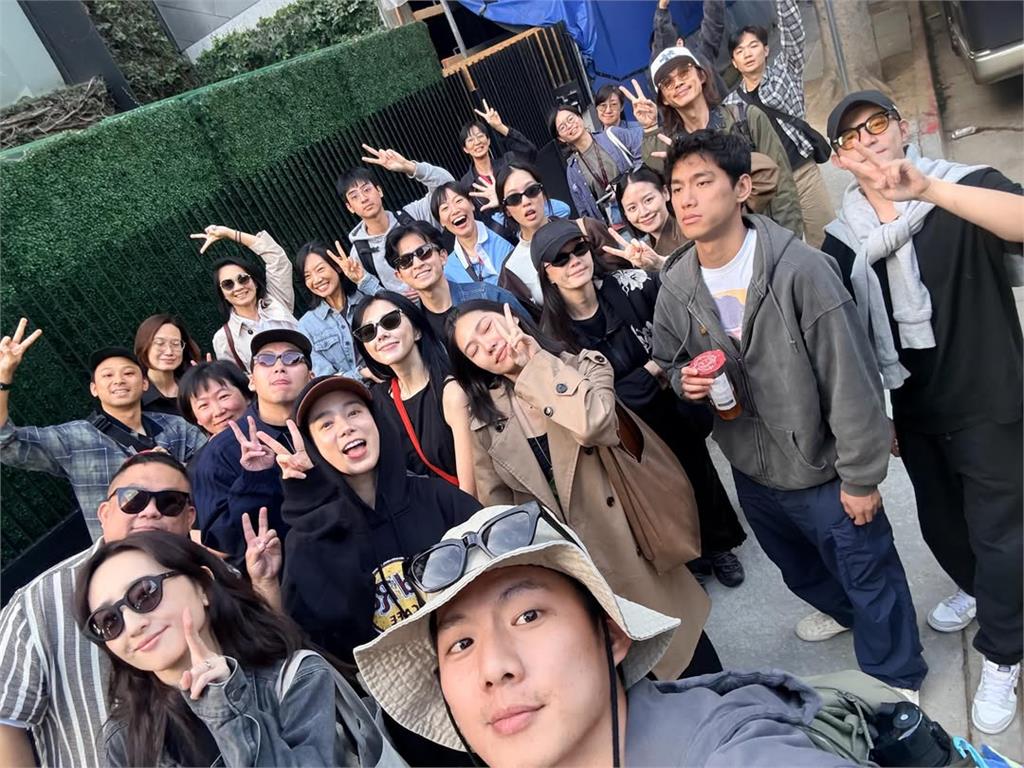 昔喊不分手成回憶？王柏傑「曬大合照」昔日女友柯佳嬿意外同框掀熱議