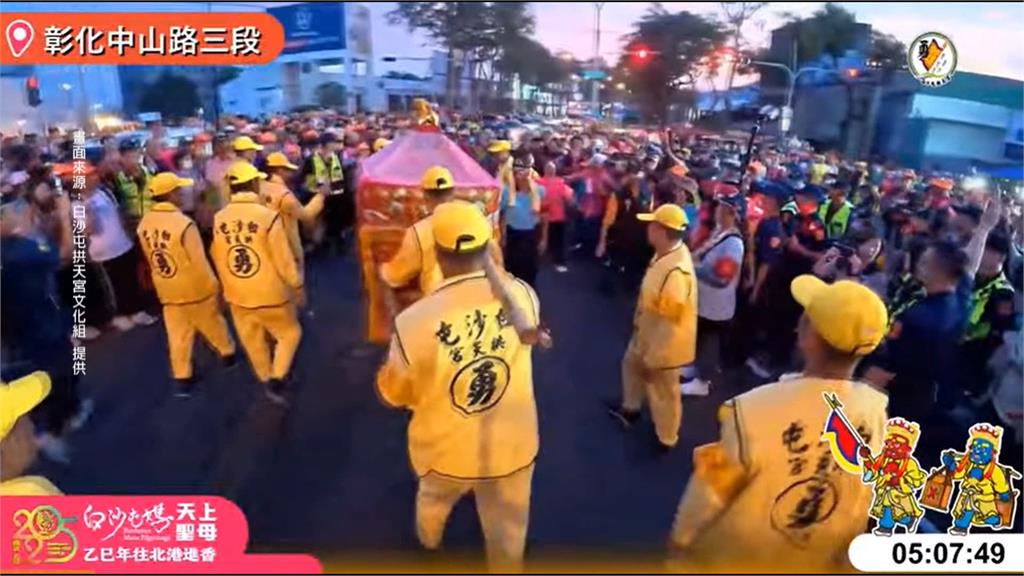 白沙屯媽祖睽違41年來到彰化和美鎮 信眾感動雙手合十跪地