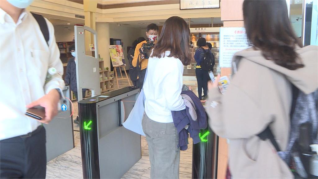 大學圖書館閘門系統故障 刷寶特瓶條碼也能闖關成功
