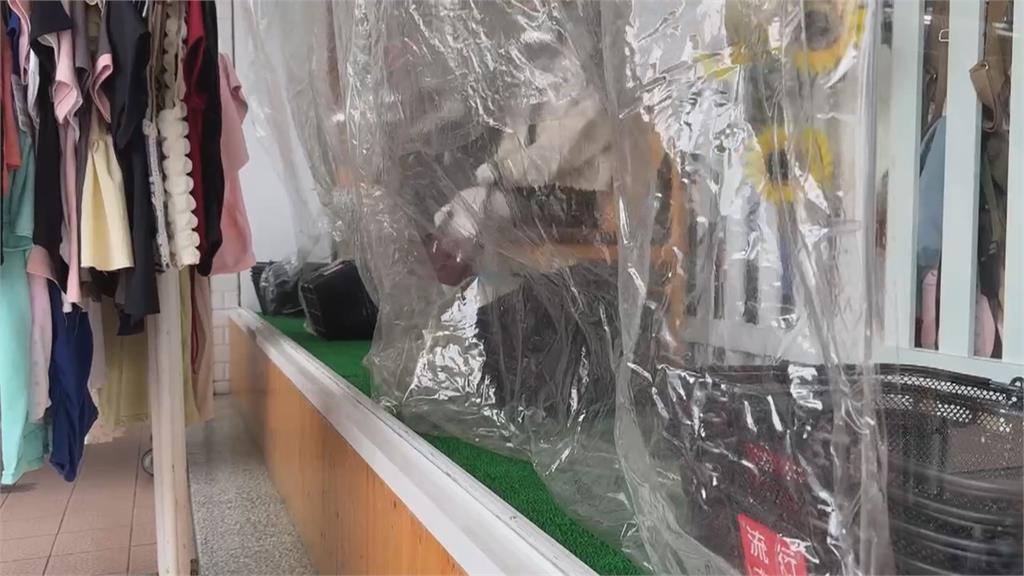 疑油門誤當剎車踩釀禍! 6旬婦人暴衝撞進服飾店「櫥窗全碎」