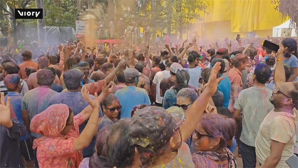 印度印多爾市歡慶荷麗節　當局射水、撒彩粉慶祝