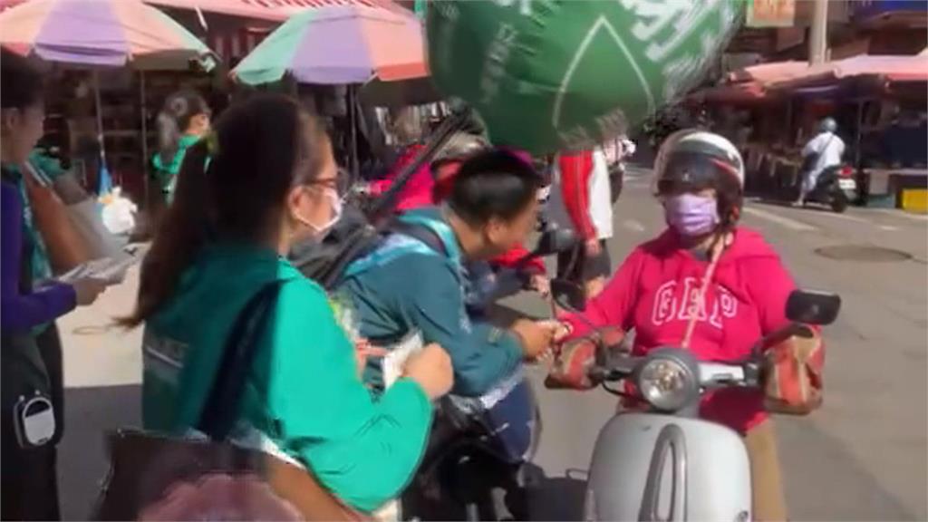 拚翻轉台中市第8選區 謝志忠背大型氣球掃街拜票