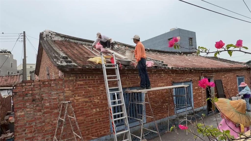 鳳凰颱風恐從嘉義沿海登陸 屋主「憂悲劇重演」急請師傅修繕屋頂