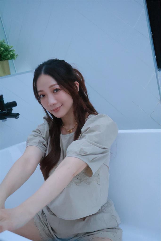 黑澀會美眉郵輪曬「邪惡視角」火辣照！深V細肩帶「解放雙峰」掀網暴動