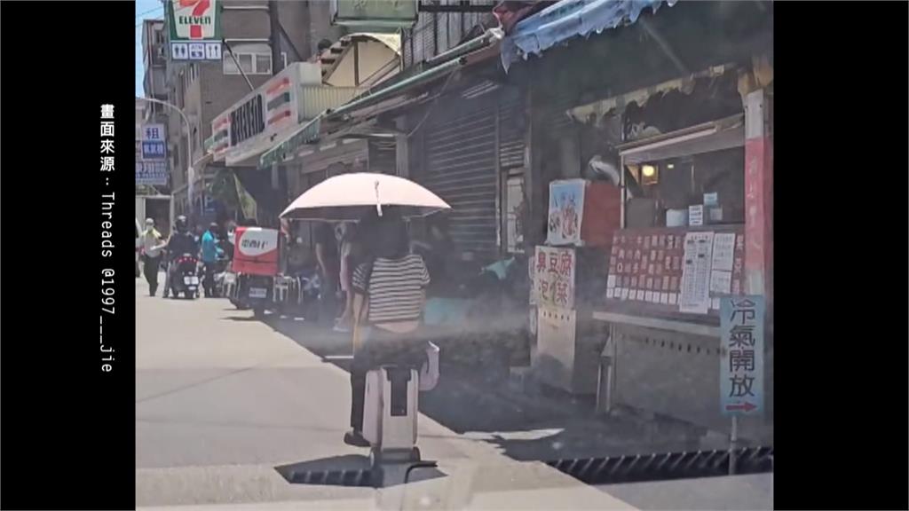 扯！女子騎「電動行李箱」橫行馬路　警：已違法將開罰