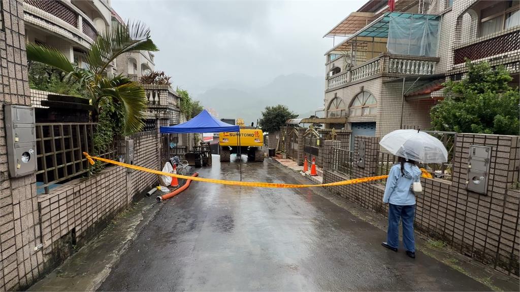 新店錦秀社區擋土牆坍塌 預防性撤離、工務局冒雨搶修