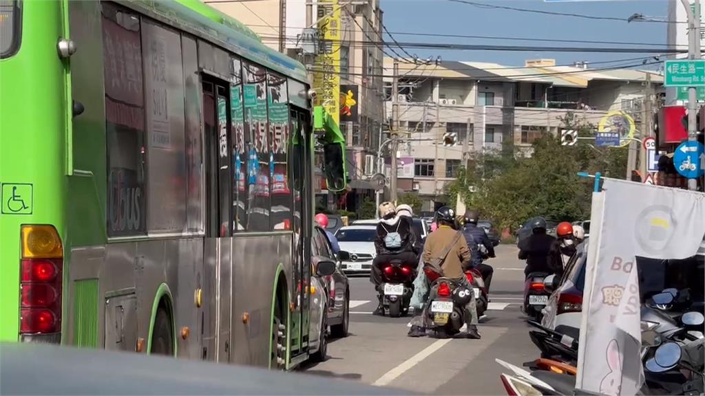 危險！台中公車恐怖超車　輕擦騎士手肘險撞對向車