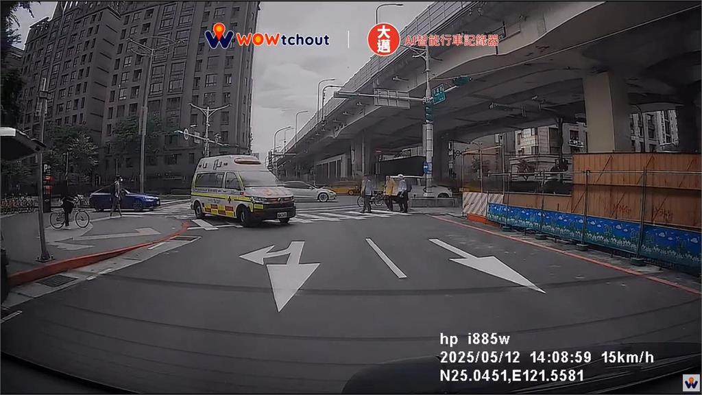 救護車鳴笛! 前方轎車為等行人通過「進對兩難」