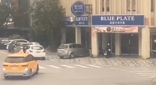 疑誤把油門當煞車釀禍! 轎車失控暴衝撞早餐店「畫面曝光」