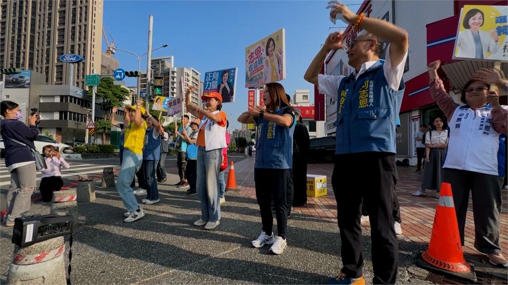 柯志恩街頭跳健康操　賴瑞隆獲支持者送花拚人氣