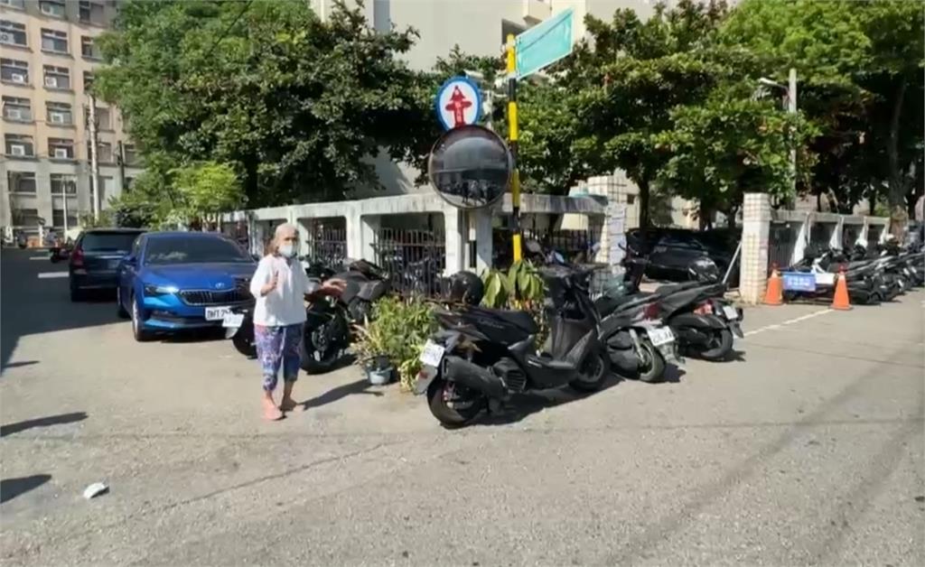 不滿私設道路遭學生停滿機車 住戶掛布條抗議