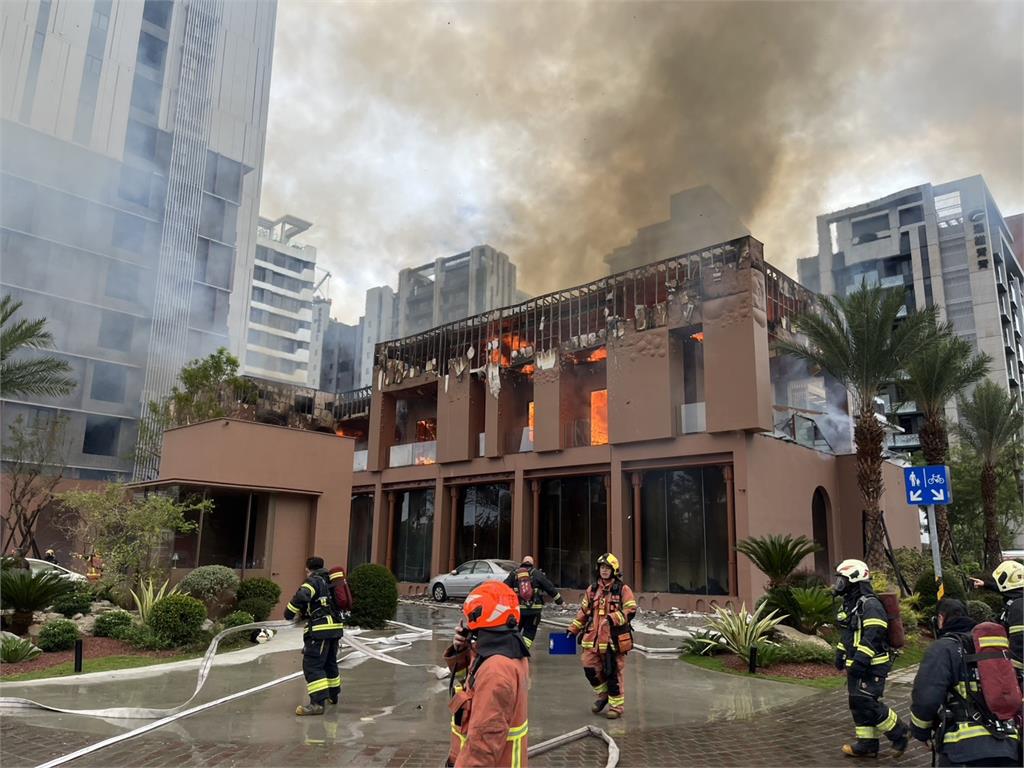 快新聞/最新!新店2層樓木造樣品屋起火 濃煙密布畫面曝光