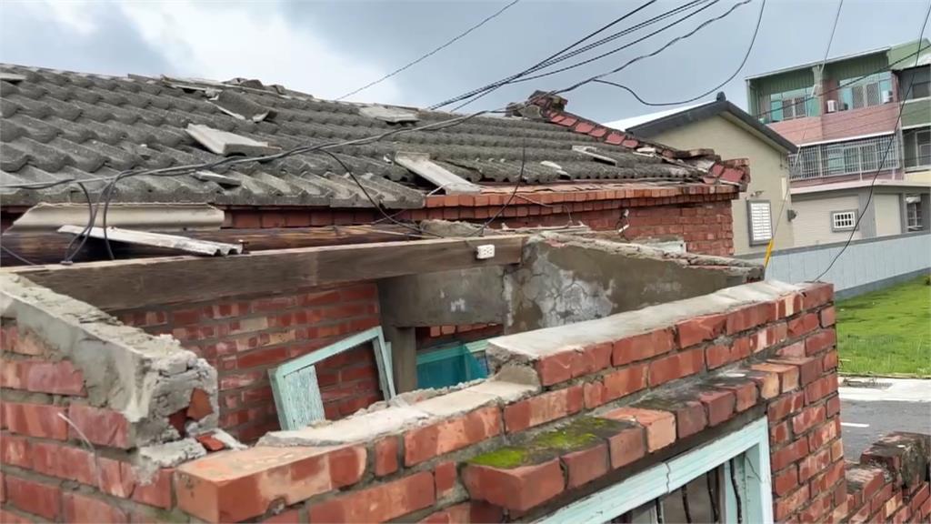 颱風襲台南「6000戶屋頂遭掀飛」!綠委衝救災「秒拆自己看板帆布」網大讚