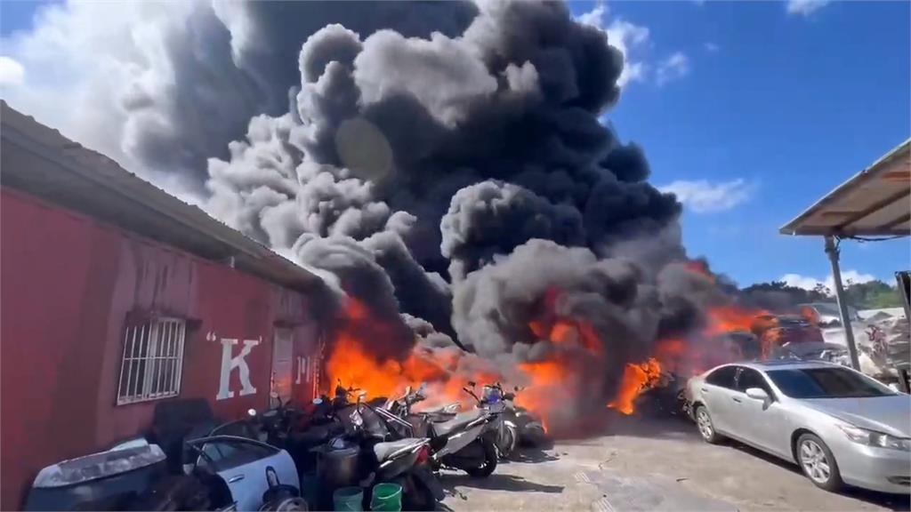 爆炸聲不斷！　基隆廢車場上百輛汽機車陷火海　濃煙數公里外可見　山區水源不足搶救困難