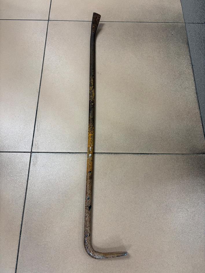 疑似入獄前找前女友要錢？新北壯男鐵撬砸美髮店.潑汽油嗆縱火