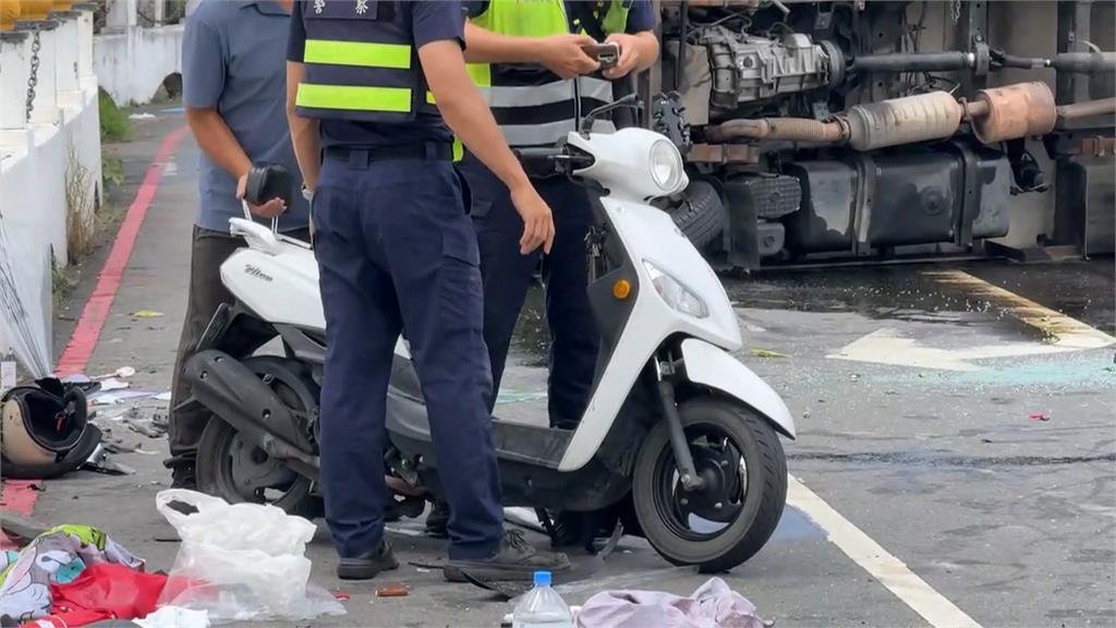 高雄澄清湖畔死亡車禍！　小貨車撞3載騎士母落湖身亡