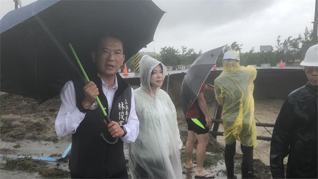 快新聞/八掌溪溢堤農民損失慘重 賴惠員、林俊憲急赴現場勘災