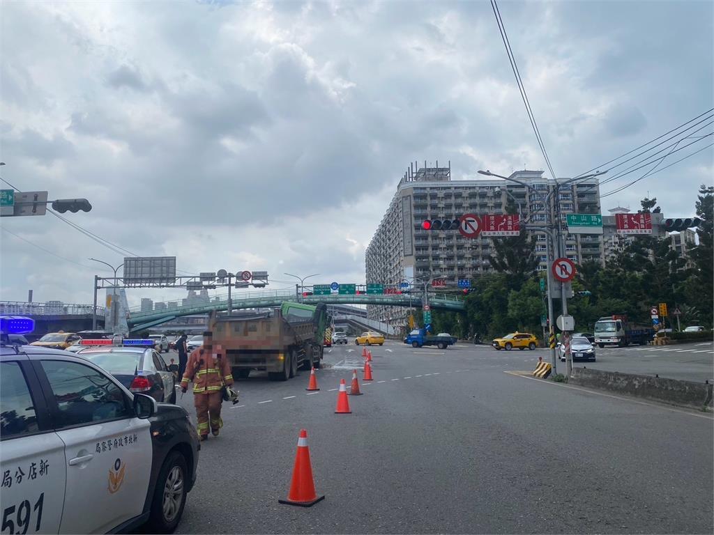 快新聞／命大！新店環河路小客車遭撞全毀　駕駛奇蹟僅輕傷