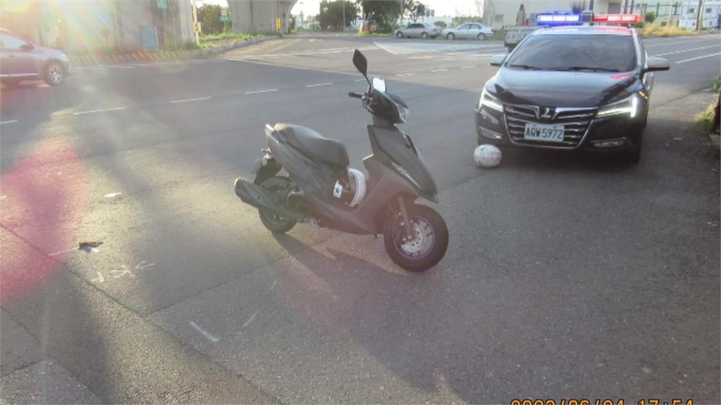 小貨車撞到雙載機車…少女倒地　駕駛下車只查看愛車後竟肇逃　