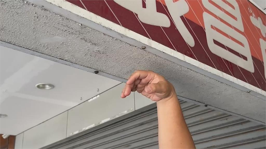 誇張畫面曝! 男騎單車「想炫技卻撞招牌」慘摔後仰倒地