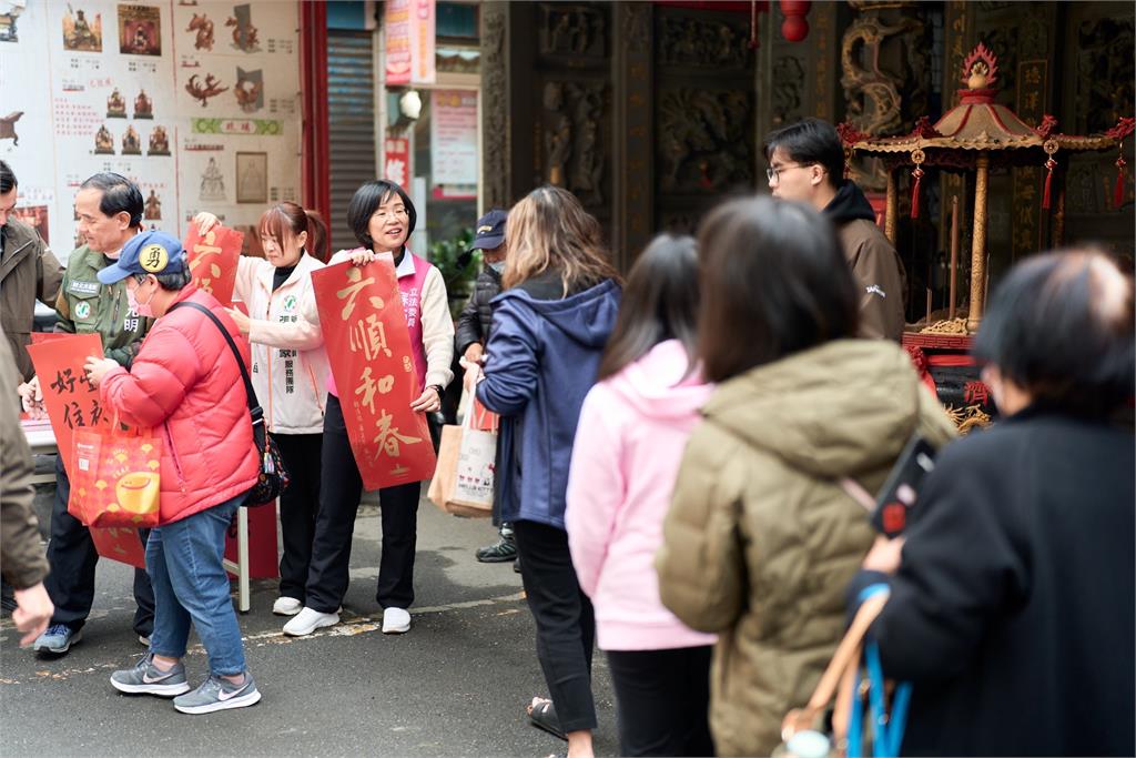 快新聞/農曆新春將至 民進黨新北黨部廣發春聯民眾瘋搶