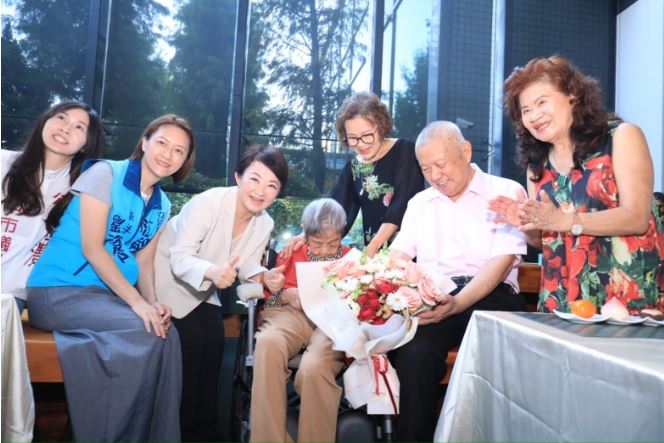 重陽歡聚幸福滿堂！盧市長探訪大雅百歲奶奶祝福「松柏長青」