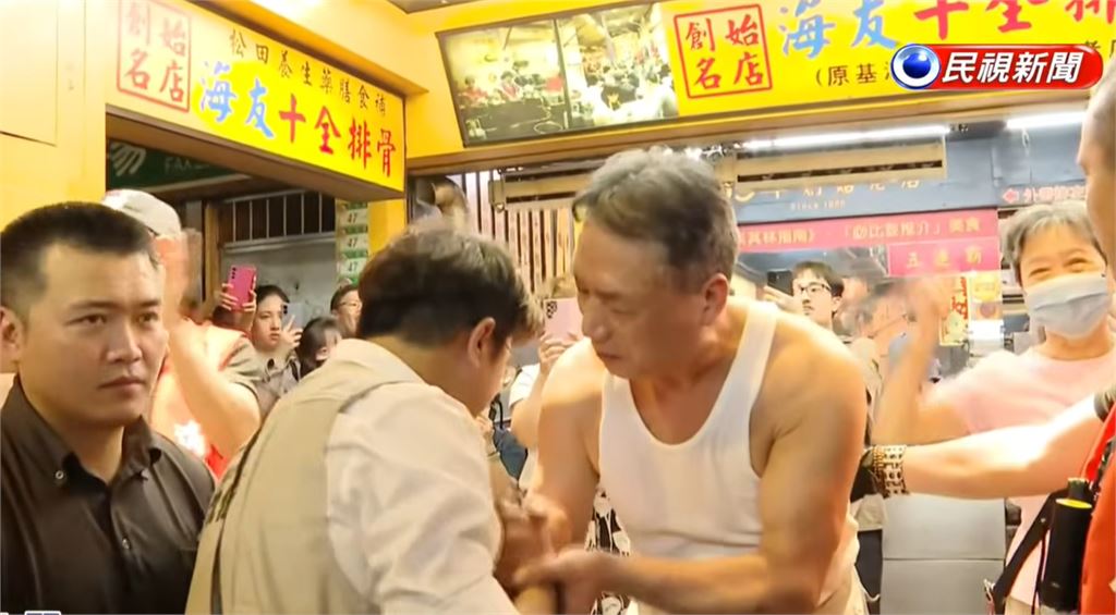 沈伯洋掃街遭名店老闆「當街訓話」！扯嗓「沒看過這樣」下秒火爆激反轉…網驚：破圈了
